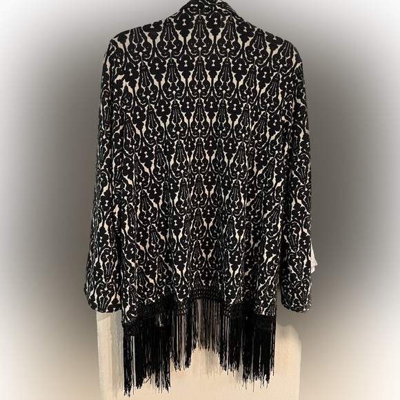 Questions by say what women’s sweater, cardigan, fringe size L black and cream - Picture 2 of 6